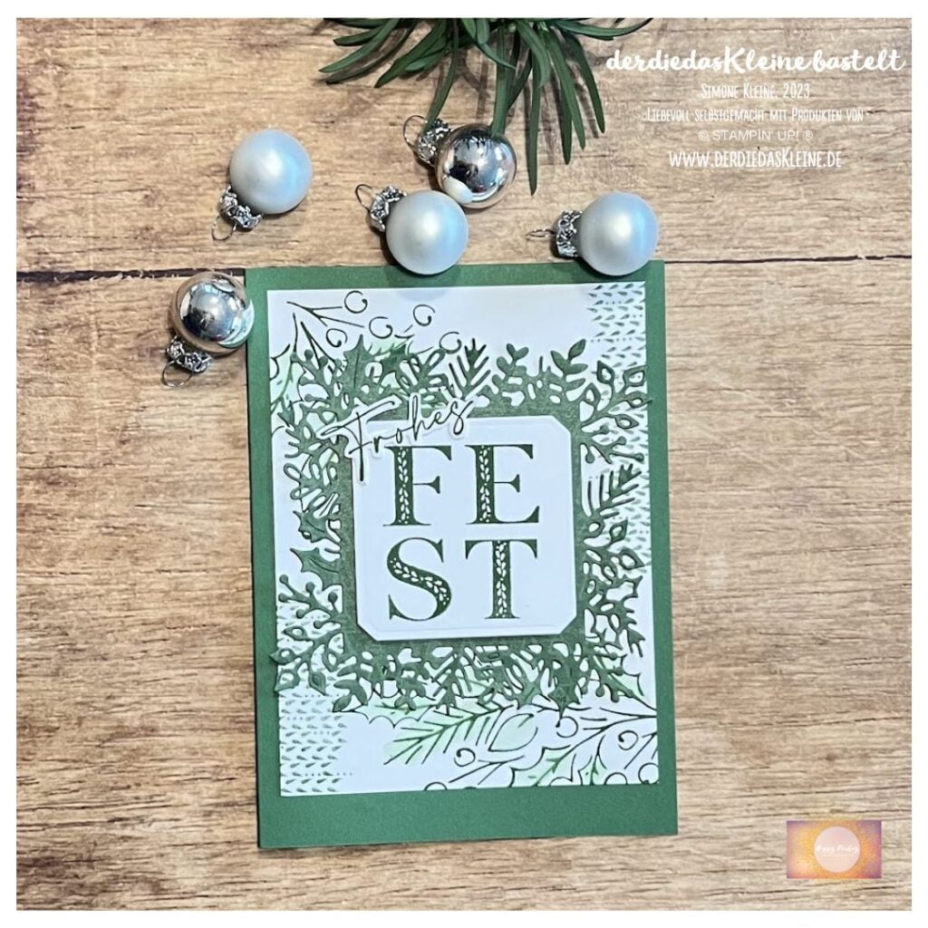 Gartengrüne Weihnachtskarte mit Schriftzug "Frohes Fest" und Stanzform für Blätterrahmen.
