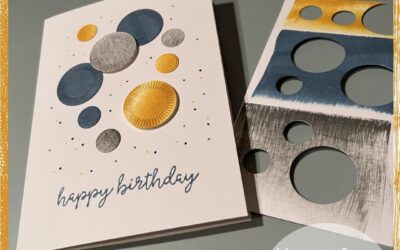 Geburtstagskarte in Schiefergrau, Osterglocke und Boho-Blau